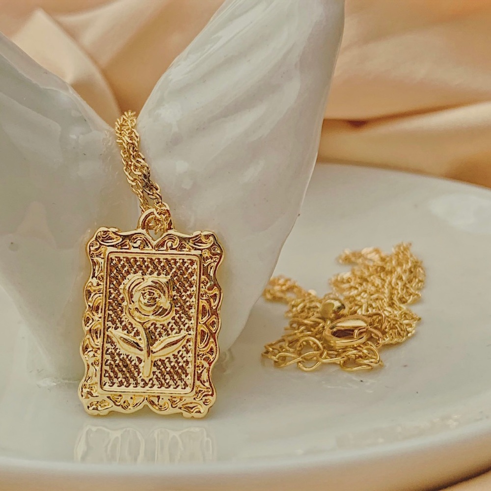 Rose Pendant Necklace